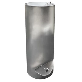 Vandálbiztos kültéri ivókút, álló, kerek, 915 mm, r.m. acél, matt, lábbal vezérelt 7 mp időzítésű blokkolásgátlós DELABIE nyomógombbal, ILHA SHARK