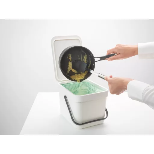 A spatula rugalmas szilikon feje 280°C-ig hőálló, így biztonságosan használható tapadásmentes felületeken, karcmentesen.