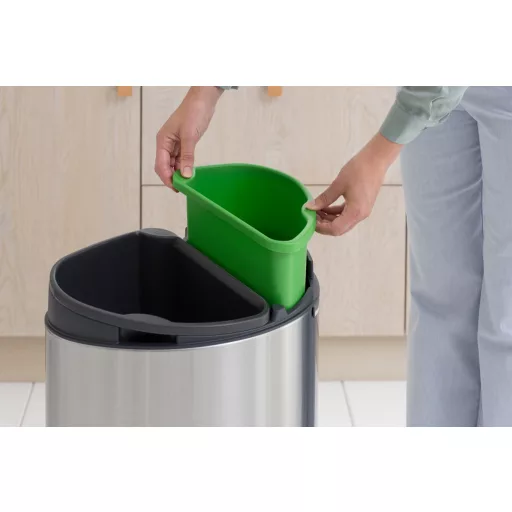 A zöld tartály 10L kapacitású.