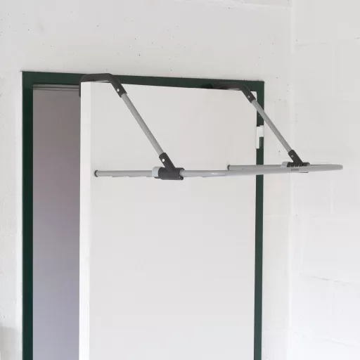 Az állítható karok keskeny ajtókhoz és falakhoz ideális akár 11 cm vastagságig.