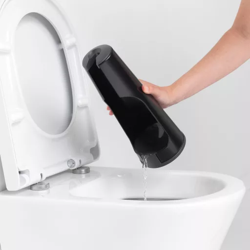 Öntse ki a felgyülemlett vizet a WC-kefe házából.