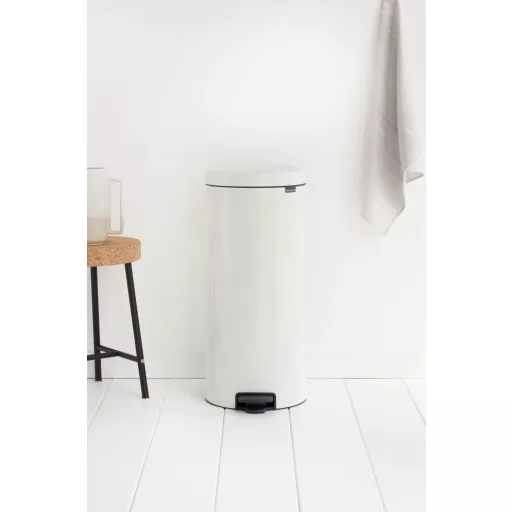 A fehér szín elegáns megjelenést kölcsönöz a 30L-es pedálos kukának.
