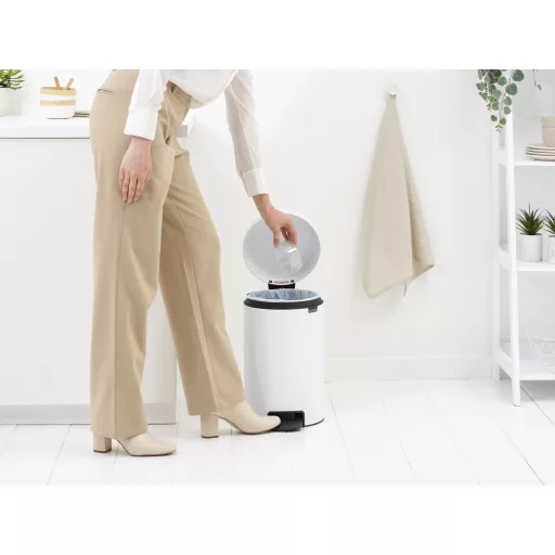 A lágy Soft-Close mechanizmus és a strapabíró pedál tökéletes kombinációja praktikus megoldást nyújt a mindennapi használatra.