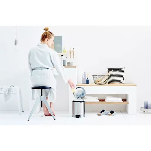 Fürdőszobák optimális berendezése az 5L-es Brabantia NewIcon kuka.