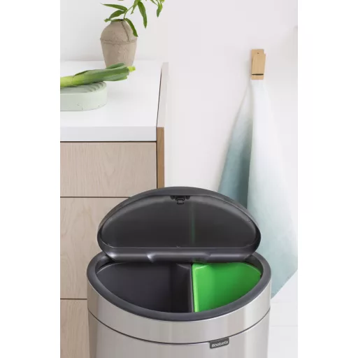 Széles hulladékbedobó nyílással.