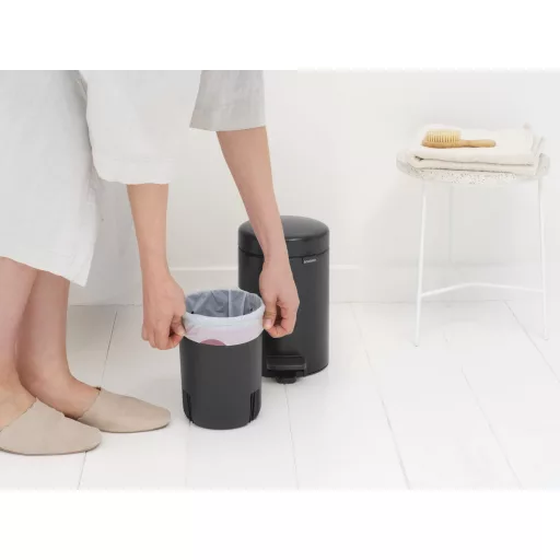 A Brabantia NewIcon pedálos hulladékgyűjtő matt fekete színváltozata különleges megjelenést kölcsönöz bármely helyiségnek.