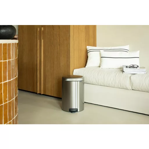A Brabantia NewIcon pedálos hulladékgyűjtő a modern otthonok tökéletes kiegészítője.