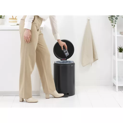A prémium minőségű Brabantia NewIcon pedálos hulladékgyűjtő elegáns matt fekete kivitelben tökéletes választás a modern konyhákba