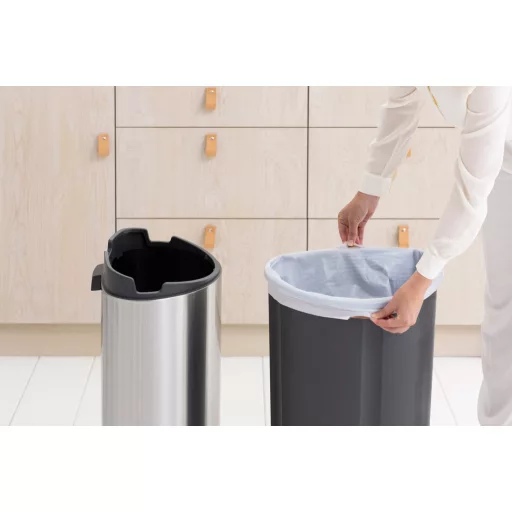Válassza az L méretű PerfectFit, tökéletesen passzoló szemeteszsákokat az ovális kuka mellé.