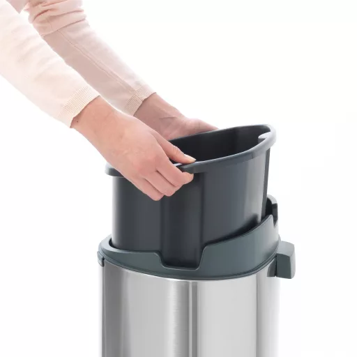 A fedél levételét követően könnyen hozzáférhetővé válik a belső 40L-es tartály.