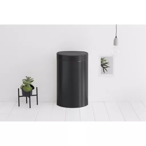 Prémium megjelenésű falsíkra illeszkedő 40L kuka.