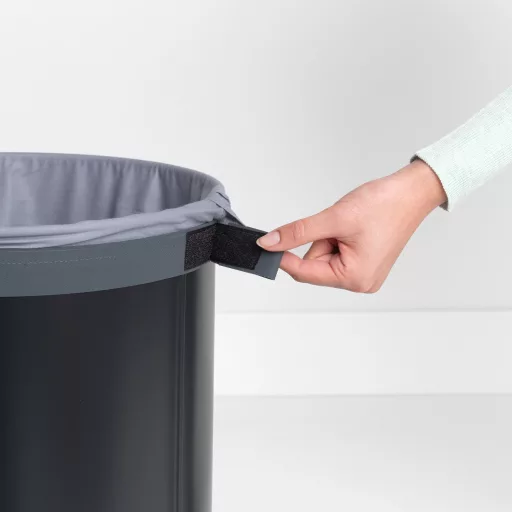 Tépőzár rögzíti a szennyesgyűjtő zsákor a tartóra.