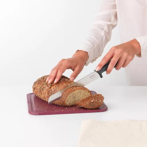 A Brabantia Tasty+ sötétszürke kenyérvágó kés kifejezetten kenyérszeletek vágására készült – különösen hatékony a ropogós héjú, puha belsejű kenyerek esetén.