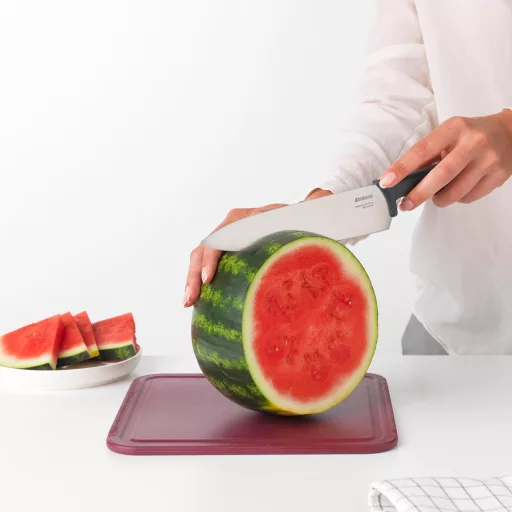 A Brabantia Tasty+ szakácskés (sötétszürke) a konyha sokoldalú munkatársa – precíz szeleteléshez, felaprításhoz zöldségről húsra, valamint gyenge és keményebb hozzávalókhoz is ide