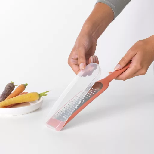A hozzá tartozó védőborítás óvja az éles pengét és a kezeket a tárolás során, így nem kell attól tartani, hogy sérülés történik a fiókban.