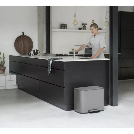 A platinaszürke szín minimalista és modern megjelenést kölcsönözhet a belső tereknek.