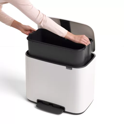 A kiemelhető vödörnek köszönhetően könnyű a tisztítás.