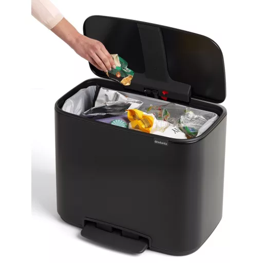 A szemeteszsák zárt állapotban nem látszódik.