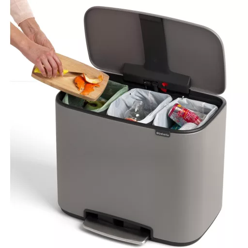 Brabantia Bo Pedal Bin pedálos szelektív hulladékgyűjtő szagmentesen záródó Soft-Close fedél, műanyag tartály, 3x11L - X méret, acél, betonszürke ásványi textúra - 121524