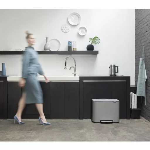 Brabantia Bo Pedal Bin pedálos szelektív hulladékgyűjtő szagmentesen záródó Soft-Close fedél, műanyag tartály, 3x11L - X méret, acél, betonszürke ásványi textúra - 121524