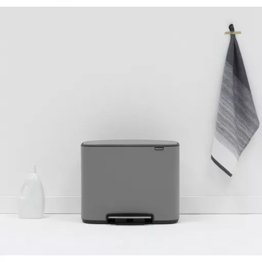 Brabantia Bo Pedal Bin pedálos szelektív hulladékgyűjtő szagmentesen záródó Soft-Close fedél, műanyag tartály, 3x11L - X méret, acél, betonszürke ásványi textúra - 121524