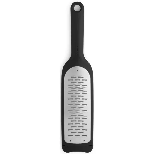 A Brabantia Tasty+ szeletelő reszelő sötétszürke színben tökéletes választás kemény sajtokhoz (pl. parmezán), zöldségekhez (uborka, répa) és desszertfeltétekhez (csokipehely).