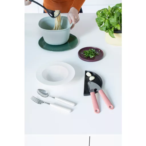 A Brabantia Tasty+ 2,4 literes szűrőedénye ideális választás gyümölcsök, zöldségek, tészták és saláták mosásához és lecsöpögtetéséhez.