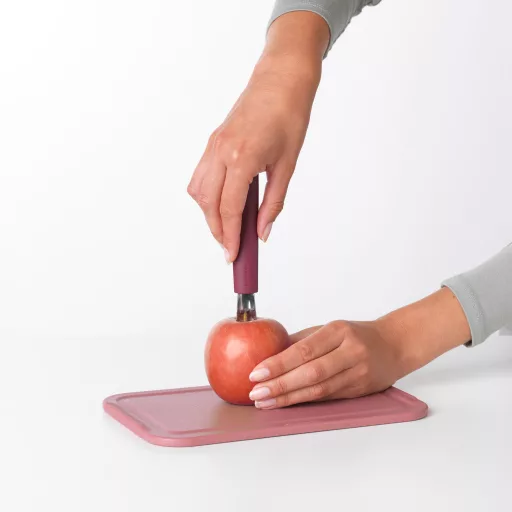 Ergonomikus, kézre álló markolat.