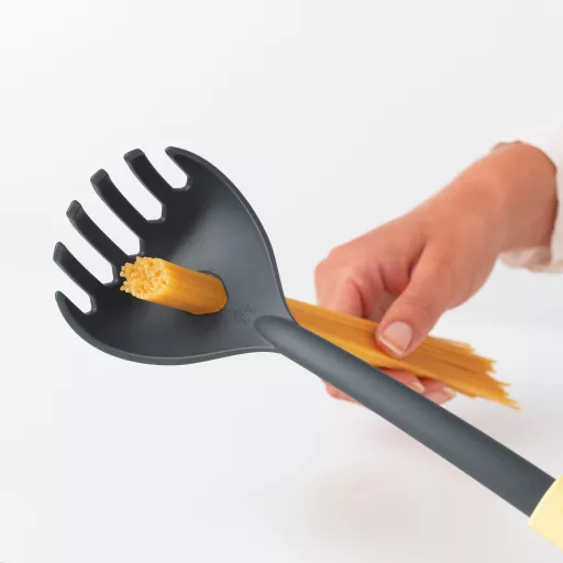 A kanál kiváló minőségű, hőálló nylonból készült, amely akár 220 °C-ig is biztonságosan használható, és nem karcolja a tapadásmentes felületeket.