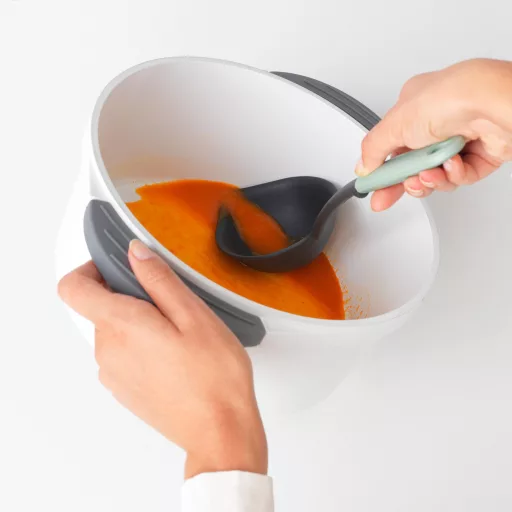 A kényelmes, csúszásmentes markolat ergonomikus kialakítású, és bal- és jobbkezesek számára egyaránt kézre áll.