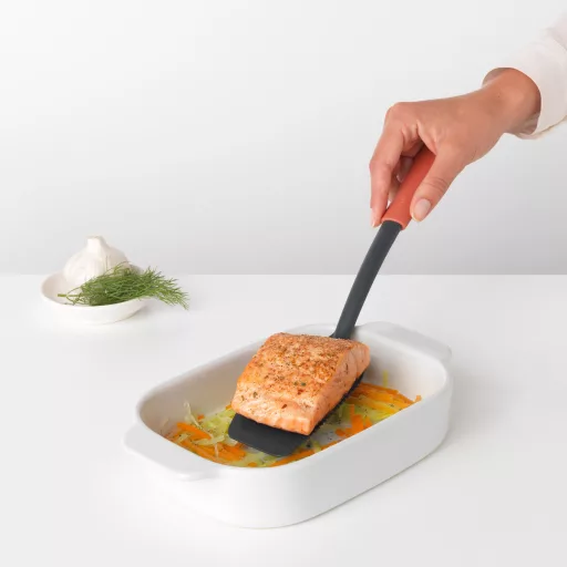A spatula feje hőálló műanyagból készült, amely akár 220 °C-ig biztonsággal használható.