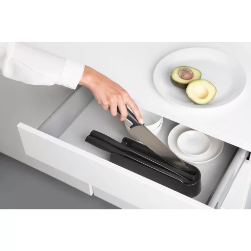A fiókos blokk rendezetten tartja késeit, miközben minimális helyet foglal.