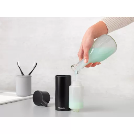 Brabantia Profile pumpás szappanadagoló, 180ml könnyen utántölthető, szabadon álló, csöpögésmentes pumpa, csúszásmentes talp, H=165mm, r.m. acél, matt fekete - 128448