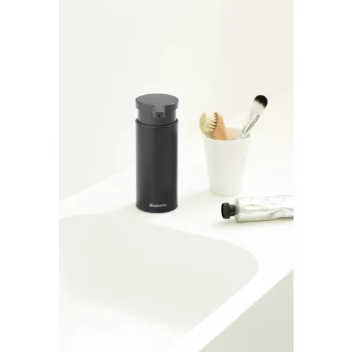 Brabantia Profile pumpás szappanadagoló, 180ml könnyen utántölthető, szabadon álló, csöpögésmentes pumpa, csúszásmentes talp, H=165mm, r.m. acél, matt fekete - 128448