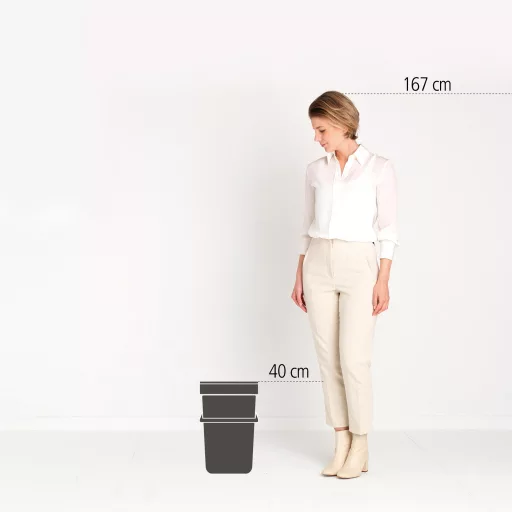 A 25L-es kuka magassága 40cm.
