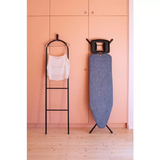 A Brabantia Solid Steam Iron Rest vasalódeszka tökéletes kombinációja a praktikusságnak és a stílusos megjelenésnek.
