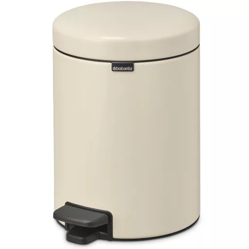 A Brabantia NewIcon Pedálkuka - 5 literes kapacitással és lágyan záródó fedéllel - tökéletes választás a kompakt helyiségekhez.