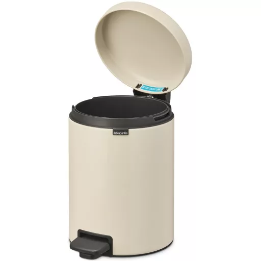 A Soft Beige színű pedál harmonikusan illeszkedik a modern és klasszikus belső terekhez egyaránt.