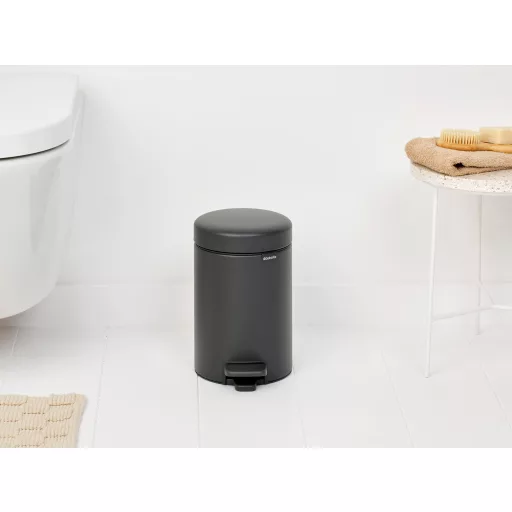 Brabantia NewIcon pedálos hulladékgyűjtő szagmentesen záródó Soft-Close fedél, műanyag tartály, 3L - V méret, acél, határtalan szürke ásványi textúra - 200465
