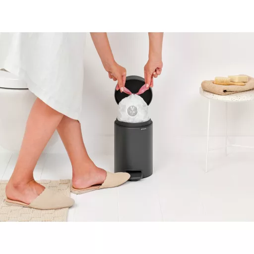 Brabantia NewIcon pedálos hulladékgyűjtő szagmentesen záródó Soft-Close fedél, műanyag tartály, 3L - V méret, acél, határtalan szürke ásványi textúra - 200465