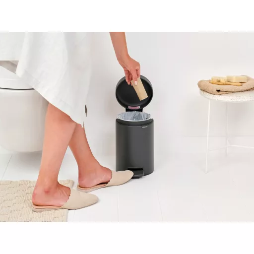 Brabantia NewIcon pedálos hulladékgyűjtő szagmentesen záródó Soft-Close fedél, műanyag tartály, 3L - V méret, acél, határtalan szürke ásványi textúra - 200465