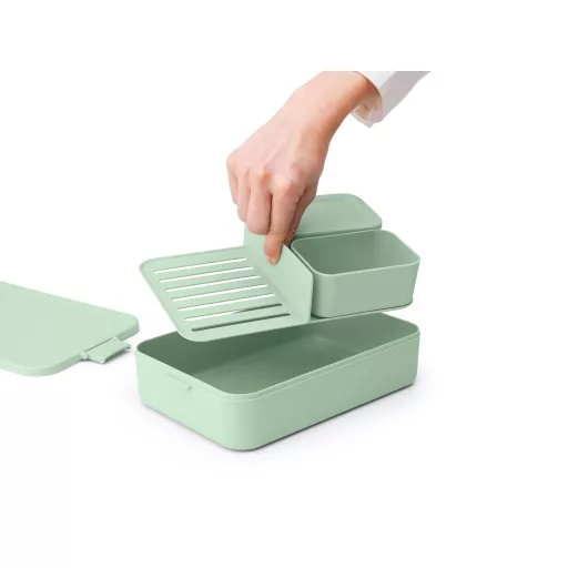 A bento stílusú elválasztó (emelő tálcás kialakítás) és a két különálló tartály segítségével az ételek külön tárolhatók, így elkerülhető azok keveredése.