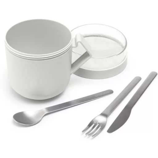 600 ml kapacitásnak köszönhetően egy bőséges adagot tud magával vinni.