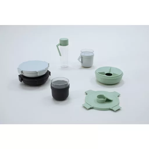 A modern sötétszürke szín elegáns és letisztult megjelenést biztosít, amely tökéletesen illeszkedik a Brabantia Make &amp; Take kollekció többi darabjához.