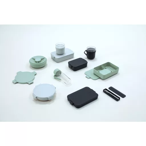 A modern világosszürke szín elegáns és letisztult megjelenést biztosít, amely tökéletesen illeszkedik a Brabantia Make &amp; Take kollekció többi darabjához.