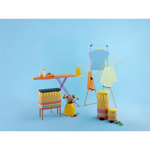 Brabantia × Yinka Ilori NewIcon szemetes színes enteriőrben.