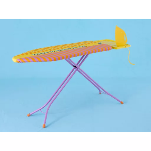 Brabantia C vasalódeszka Yinka Ilori mintával oldalnézetben