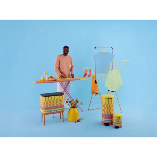 Brabantia × Yinka Ilori vasalódeszka színes modern enteriőrben