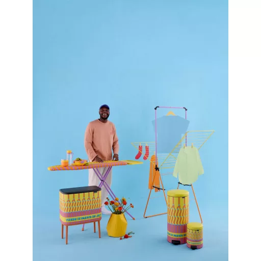Yinka Ilori mintás Brabantia vasalódeszka-huzat modern környezetben.