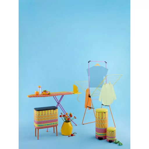 Brabantia × Yinka Ilori vasalódeszka-huzat színes enteriőrben.